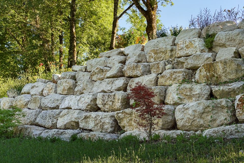 Mur de soutènement en roche calcaire à Trévoux